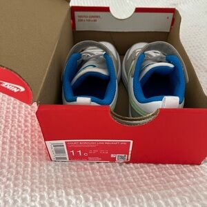 Nike White and Blue Sneakers Athletic Low-Top